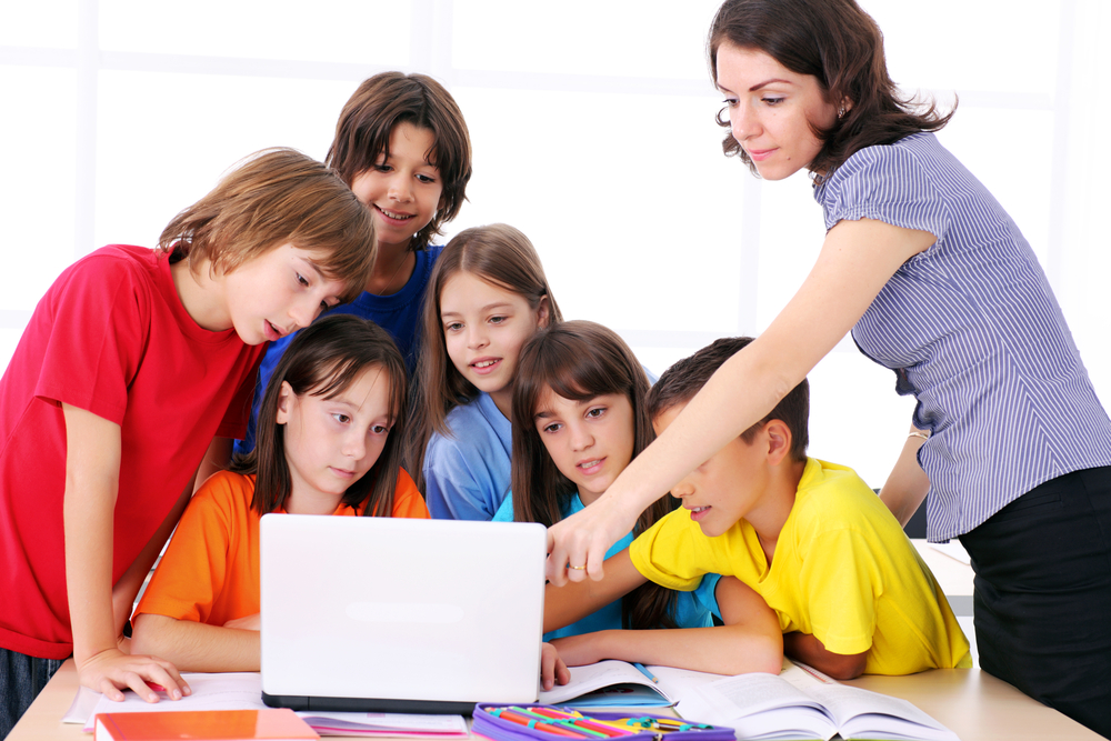 Teacher php. Педагог и ученик. Учитель и дети. Учитель и дети за компьютером. Компьютер для детей.