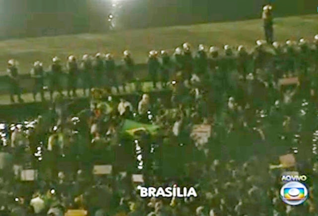 Facebook./ Jornal Nacional 40 mil manifestantes em Brasília. Quebra-quebra, tumultos no Itamarati com tentativa de invasão resulta em manifestantes, policiais e jornalistas feridos sem gravidade.