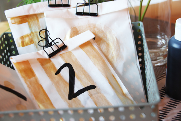 binedoro Blog, DIY, Adventskalender, Butterbrottüten, Gold, Acrylfarbe, Glitzer binedoro Blog, DIY, Adventskalender, Butterbrottüten, Gold, Acrylfarbe, Glitzer