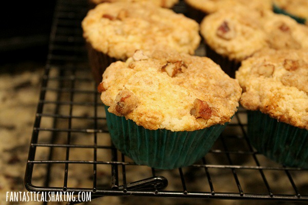 Coffeehouse Coffeecake Muffins #recipe #breakfast #muffins #coffeecake