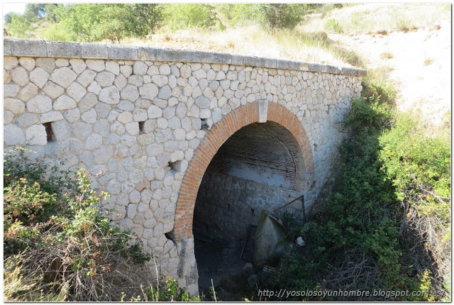 Uno de los tuneles. Parece que aunque alguno no era necesario, los hacían también como refugio de bombardeos Uno de los tuneles. Parece que aunque alguno no era necesario, los hacían también como refugio de bombardeos