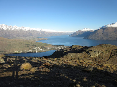 Lago Wakatipu desde el sendero de Queenstown Hill, Nueva Zelanda Lago Wakatipu desde el sendero de Queenstown Hill, Nueva Zelanda
