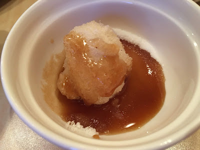 砂糖醤油につけて 三軒茶屋にある喜楽堂の揚げ餅を砂糖醤油につけたもの