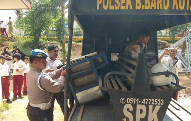 Gasak Kotak Amal di Masjid, Pemuda Bonyok Dihajar Warga Entah syetan apa yang ada dalam benak pemuda ini hingga berani menggasak kotak amal masjid Al Ikhlas Komplek Bumi Cahaya Bintang, Banjarbaru. Akibat ulahnya itu, pria yang mengaku bernama M Fazri (28) ini diciduk warga, Selasa 26/3/2019 sekira pukul 09.00 Wita.