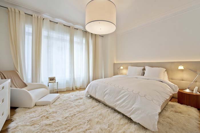Beyaz Yatak Odası Dekorasyonları beyaz yatak odası perde modeli