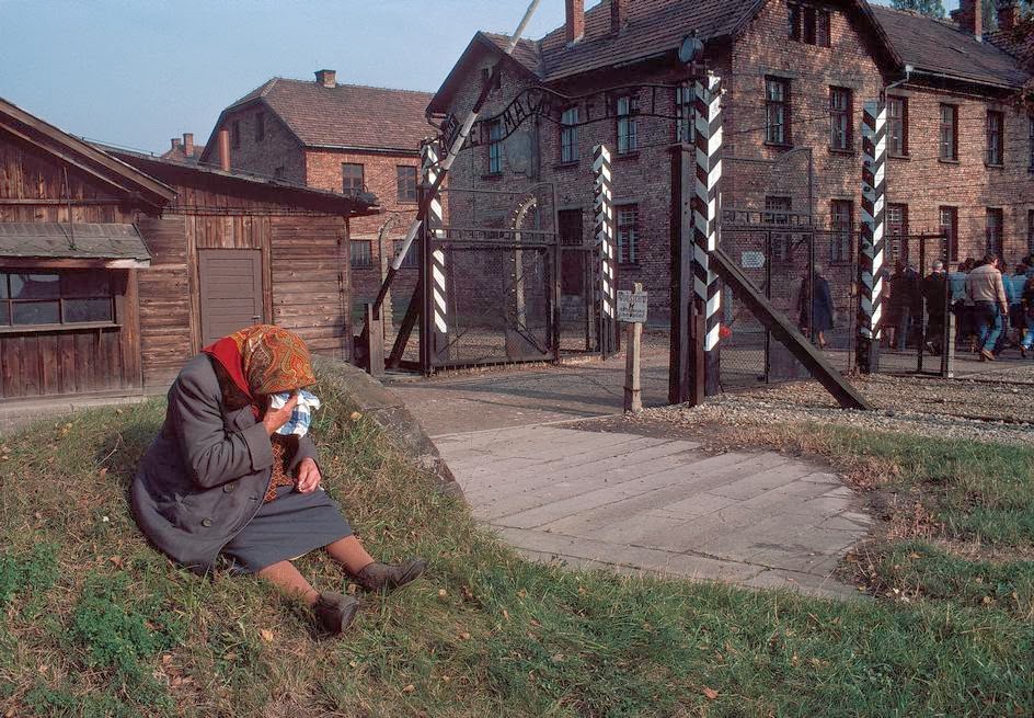 40 Stunning Color Photographs Capture Daily Life in Poland in the Early