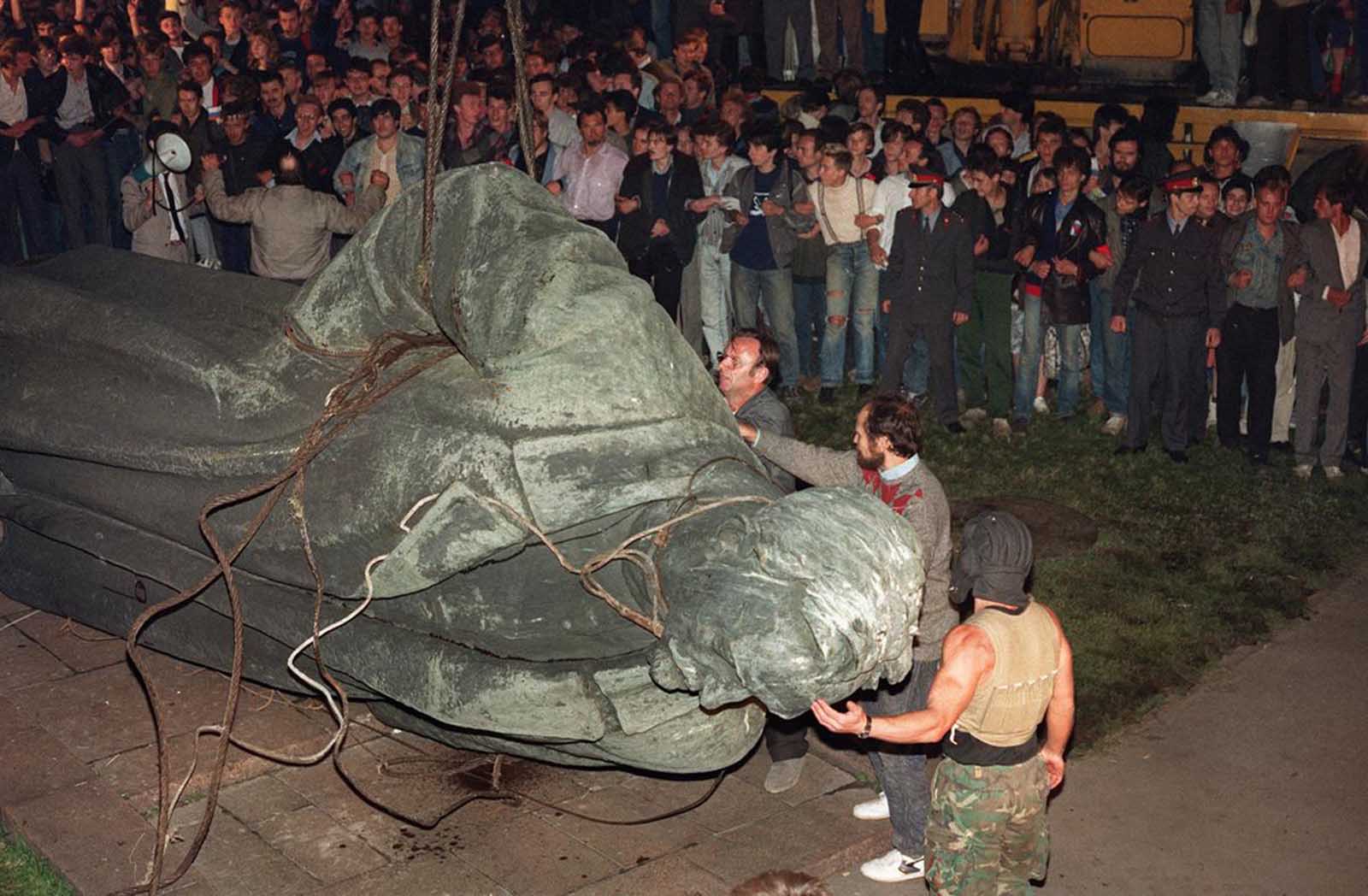 A crowd watches the statue of KGB founder Dzerzhinsky being toppled in Lubyanskaya Square in Moscow, on August 22, 1991.