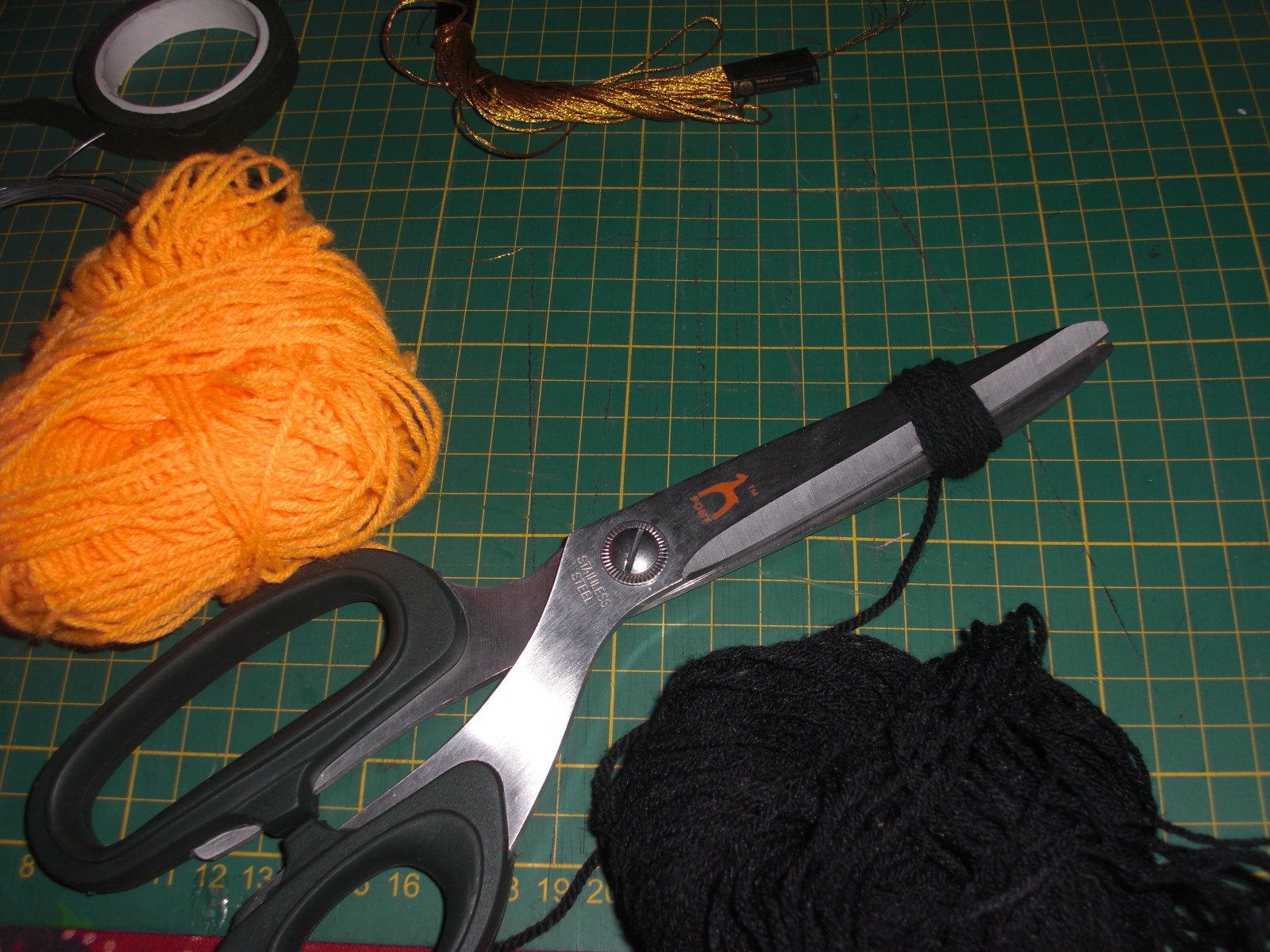 Creative Art and Craft: Flowers with Woollen Thread - Tutorial