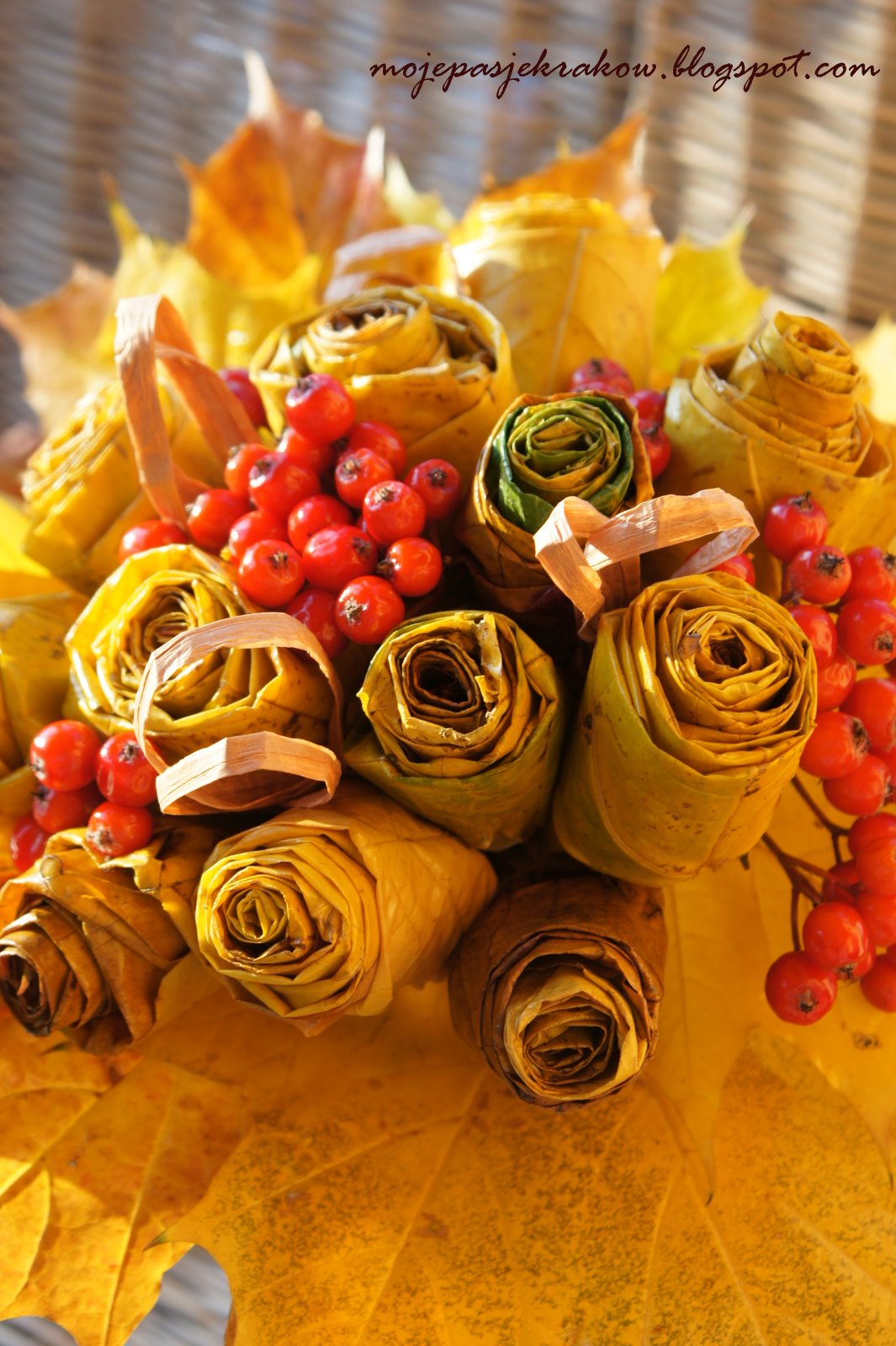 Кленовые листья букет. Букет "осенний каприз". Подделка из клеовых листьев. Букет из листьев. Цветы из желтых листьев.