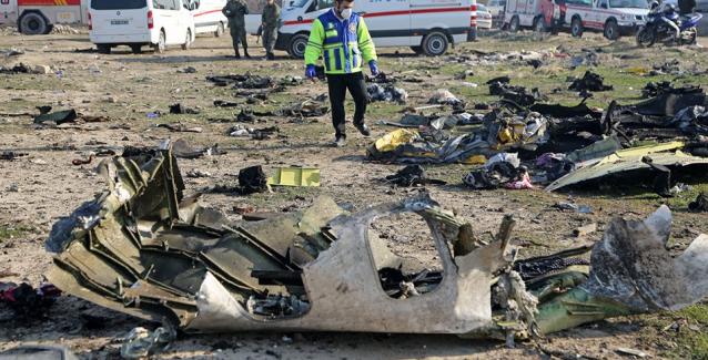 Συντριβή Boeing στο Ιράν: το βίντεο που δείχνει δύο πυραύλους να πλήττουν το αεροπλάνο Συντριβή Boeing στο Ιράν: το βίντεο που δείχνει δύο πυραύλους να πλήττουν το αεροπλάνο