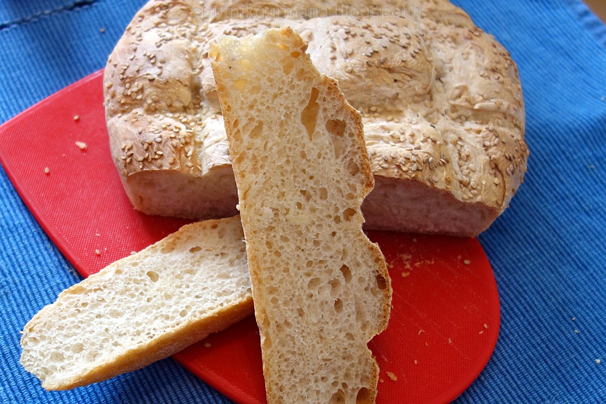 Белый хлеб с кунжутными семечками