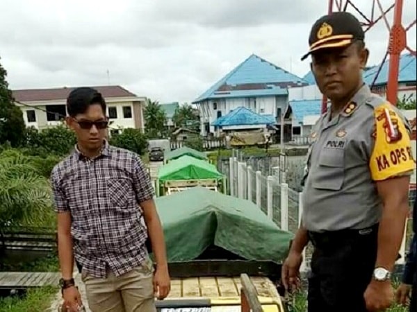 Polres Kapuas Hulu Amankan 5 Truck Muatan Kayu Meranti Polres Kapuas Hulu Amankan 5 Truck Muatan Kayu Meranti