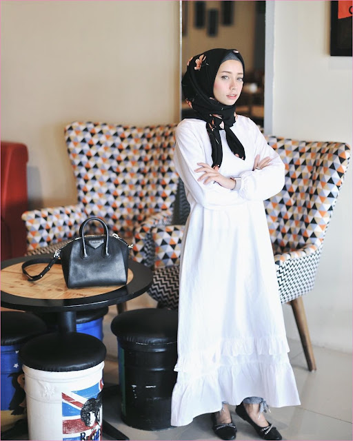 Outfit Baju Gamis Berhijab Ala Selebgram 2018 gamis abaya terbaru trendy segiempat hijab square bermotif bunga flatshoes lace ups loafers and slip ons hitam ciput rajut abu tua trendy terbaru 2018 ootd outfit selebgram Outfit Baju Gamis Berhijab Ala Selebgram 2018 gamis abaya terbaru trendy segiempat hijab square bermotif bunga flatshoes lace ups loafers and slip ons hitam ciput rajut abu tua trendy terbaru 2018 ootd outfit selebgram