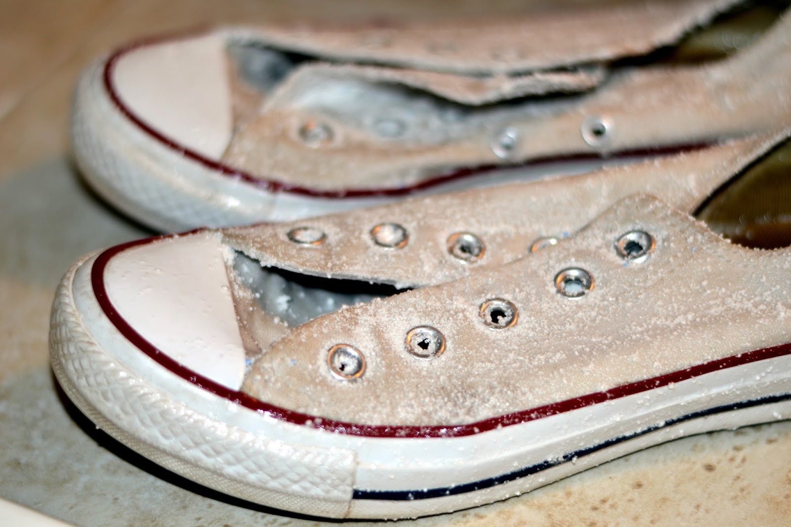 How to Clean Your White Converse {or Canvas} Shoes |