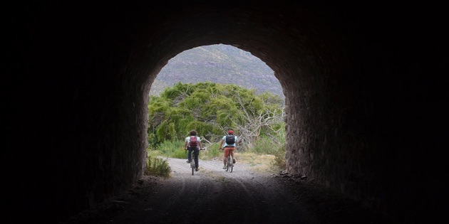 Ciclistas a la salida de túnel en Valle del Elqui