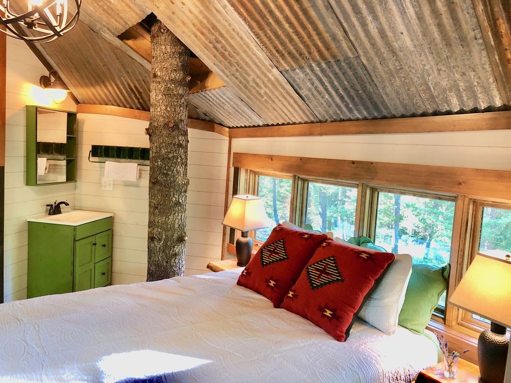 11-Bedroom-HomeAway-Montana-Tree-House-close-to-the-Glacier-National-Park-www-designstack-co