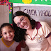Amanda parabeniza sua professora Paula