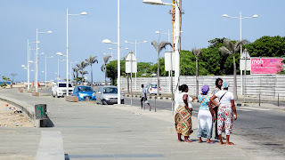 Av. Murtala Mohammed has many people walking along