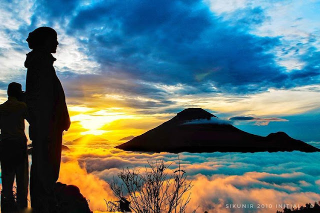 Gunung Sindoro dan Sumbing dari Puncak Sikunir Gunung Sindoro dan Sumbing dari Puncak Sikunir