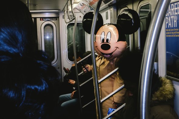As divertidas fotografias com coincidências e ilusões de ótica de Jonathan Higbee Jonathan Higbee arte fotografia coincidências na cidade ilusões ótica surreal divertido