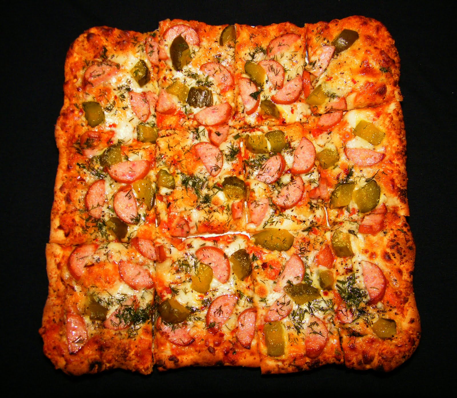Пицца колбаса сыр огурцы помидоры
