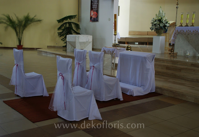 Ślubna dekoracja kościoła w Opolu na biało
