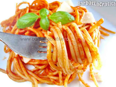 Spaghete cu sos de rosii in farfurie (imaginea retetei)