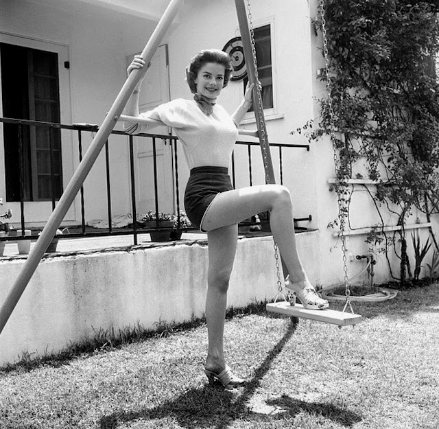 30 Beautiful Black and White Photographs of Natalie Wood at Home in Los ...