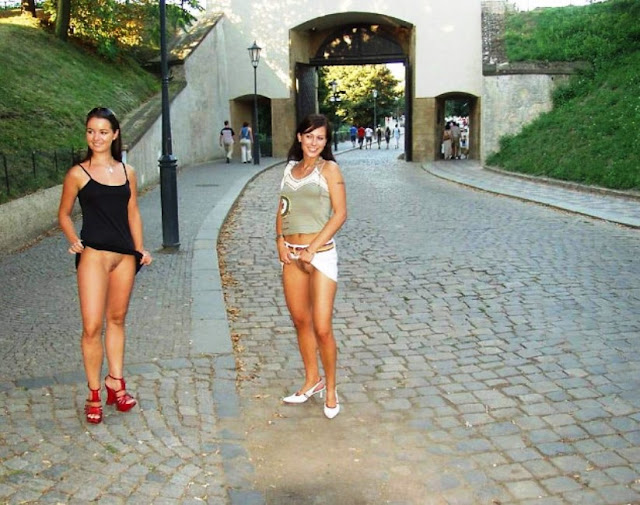 Девушки гуляющие без трусиков WWW.EROTICAXXX.RU Как девушки гуляют без трусов (18+)