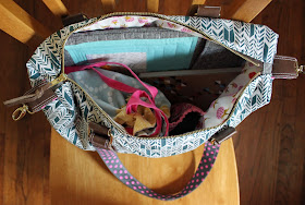 Stitching and Bacon: I Needed a New Purse. So I made an It's a Cinch Tote.