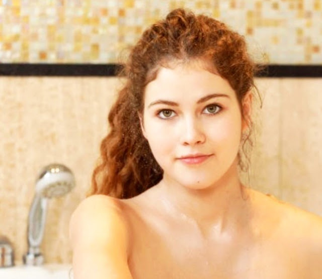 www.eroticaxxx.ru -Эротика в ванной бритая пися кучерявой девушки (12)