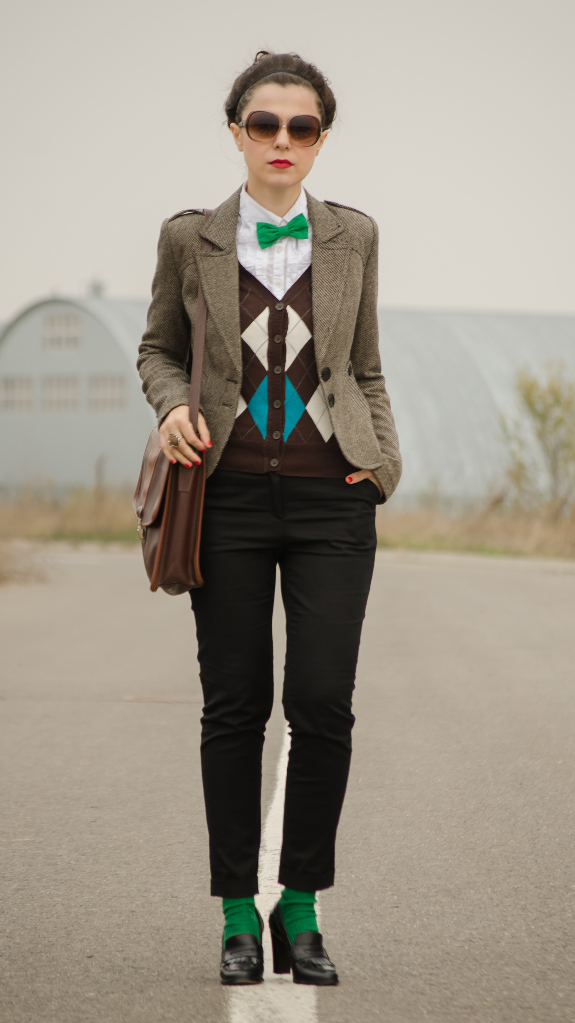 black pants green socks heels over sized scarf burgundy brown jacket fall autumn checkers sweater bow-tie stachel bag thrifted vero moda 