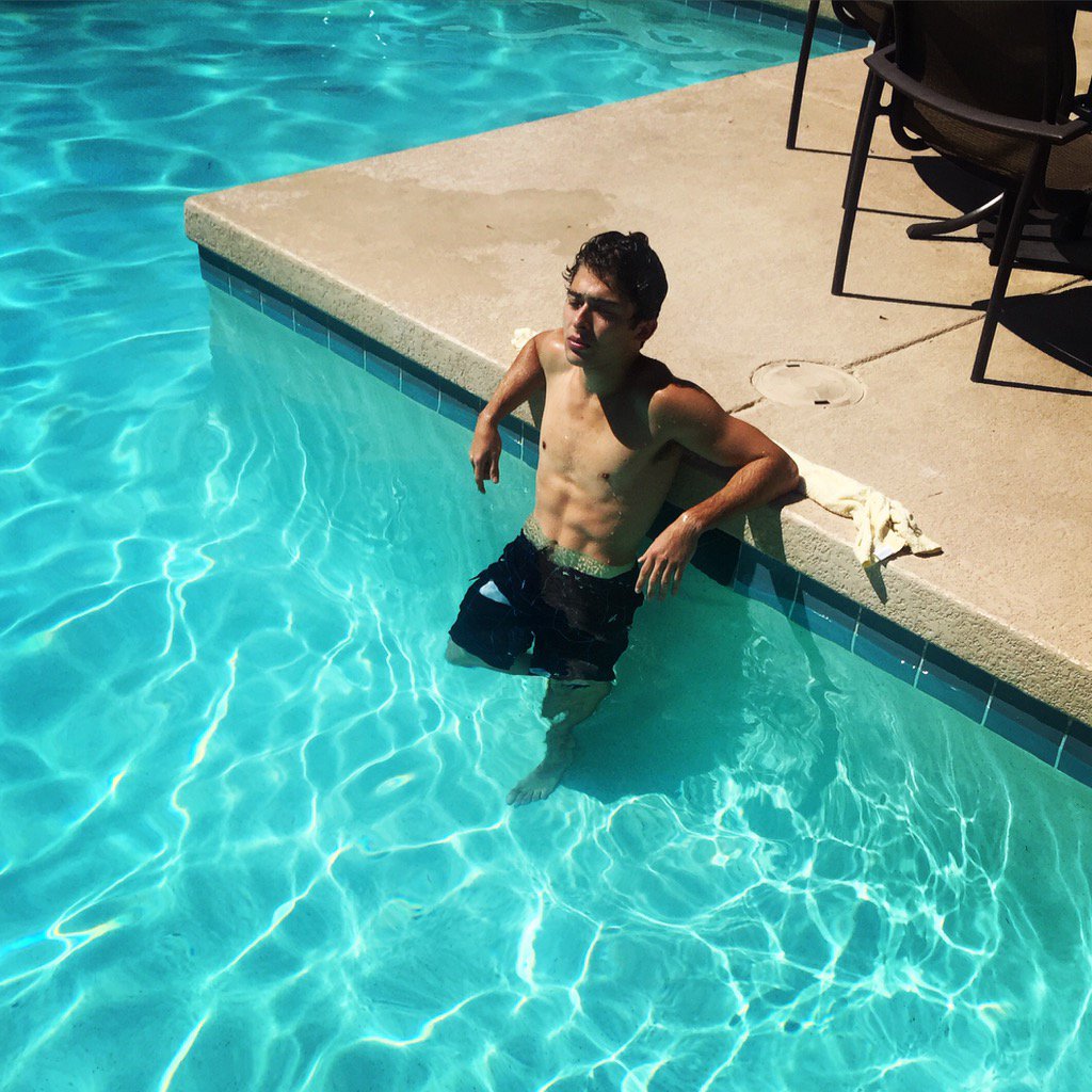 The Stars Come Out To Play: Ryan Ochoa - New Shirtless & Barefoot ...