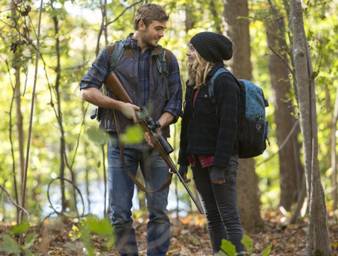 Evan Walker (Alex Roe) y Cassie Sullivan (Chlöe Moretz) en La quinta ola - Cine de Escritor