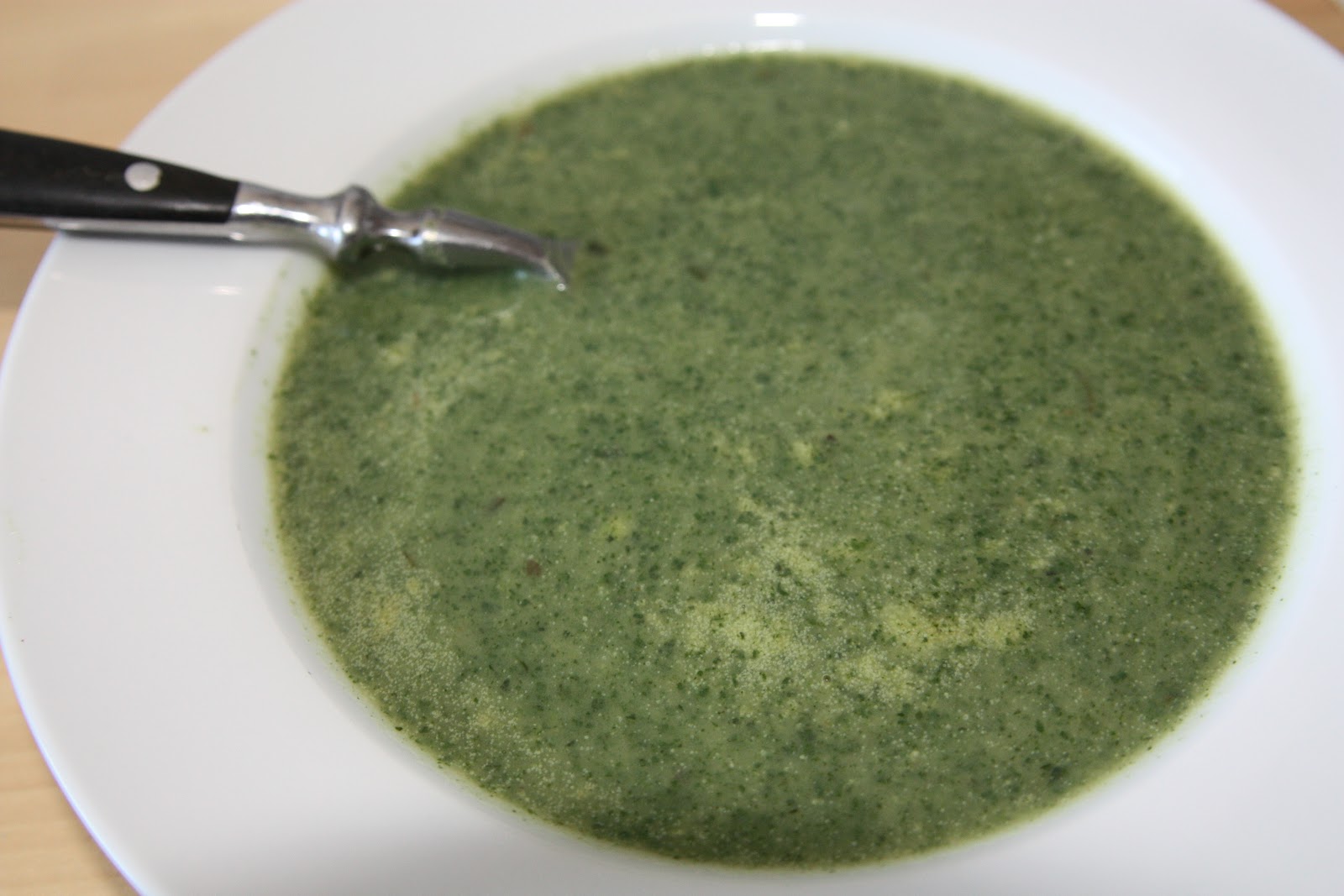 Grüne Rezepte: Brennessel-Pesto und Brennessel-Cremesuppe – LeafyMag