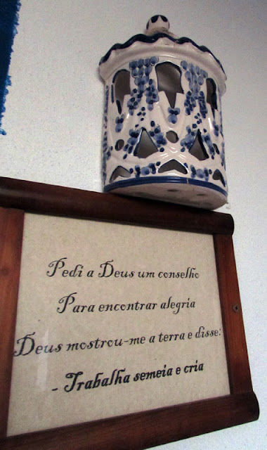 Quadrinho na porta de uma casa portuguesa com mensagem