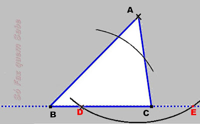 Fazendo um arco com centro no ponto D para construir a altura do triângulo.