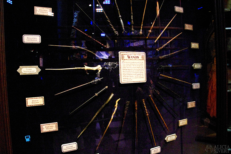Prop wands, photo by Alicia Sivertsson. aliciasivert alicia sivert sivertsson harry potter hogwarts leavesden london england warner brothers studio tour the making of gryffindor slytherin hufflepuff ravenclaw film films movie movies prop wands trollstavar wizard