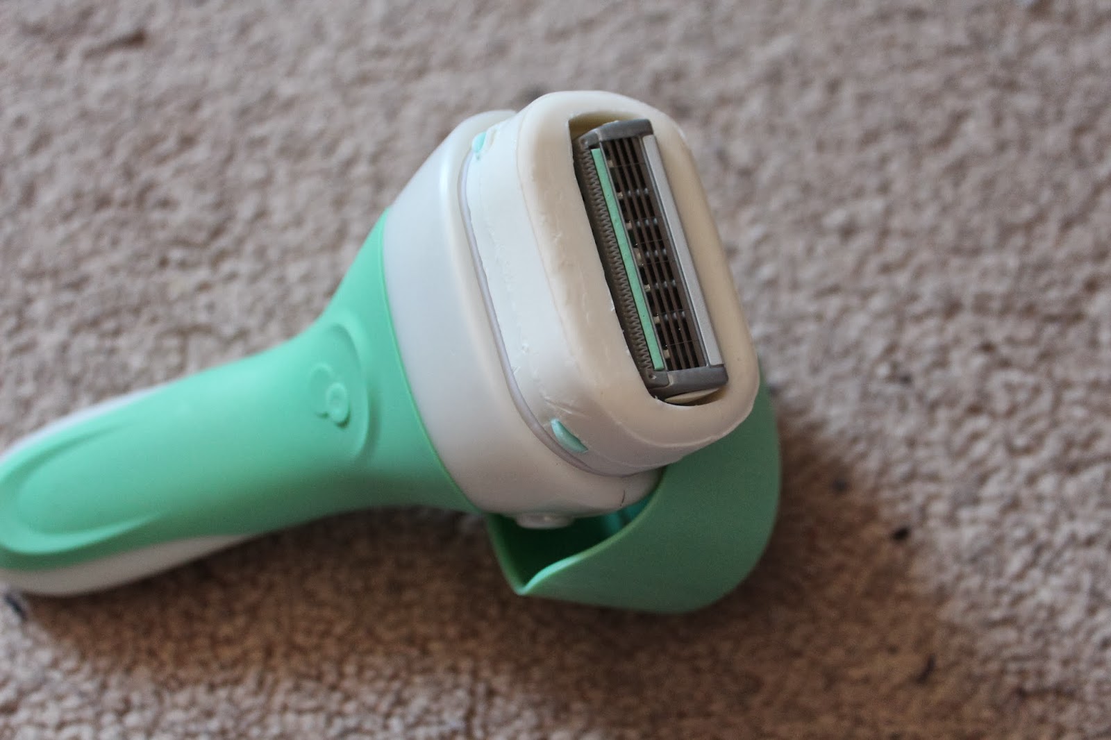 Wilkinson Sword Intuition Naturals Razor | Hope, Freedom, Love