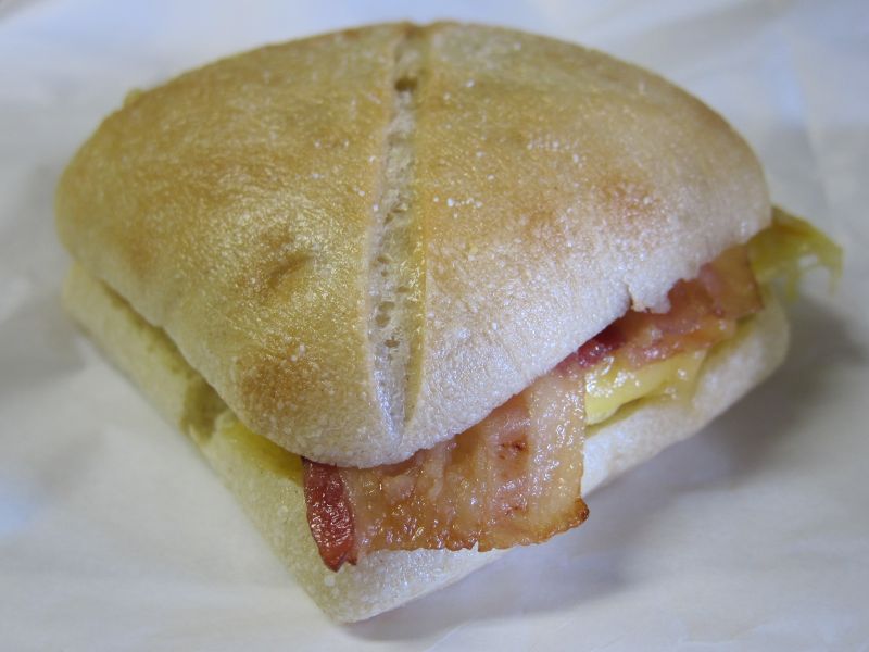 Review Starbucks Bacon, Gouda Cheese & Egg Frittata on an Artisan Roll