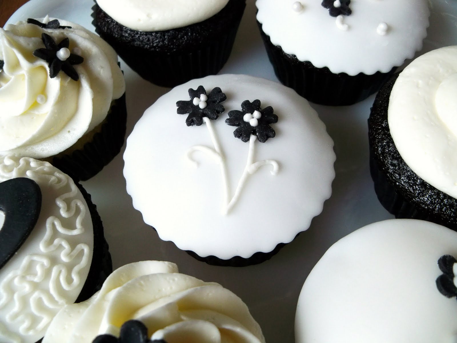 libby-s-cupcakes-etc-fondant-covered-cupcakes