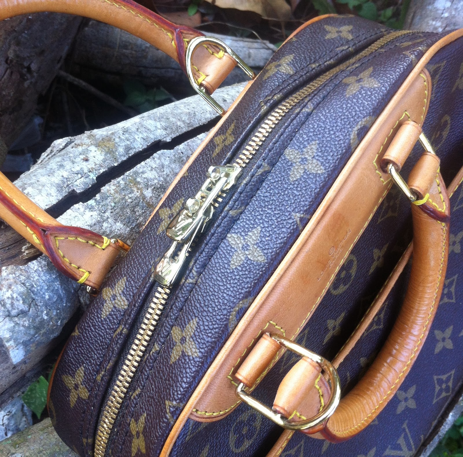 DYBUNDLE COLLECTION: Vintage Louis Vuitton Deauville handbag (sold)