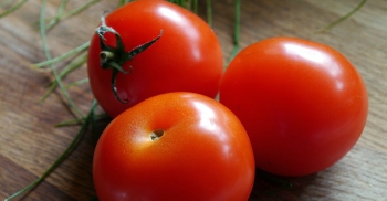 Memutihkan kulit tangan dengan tomat