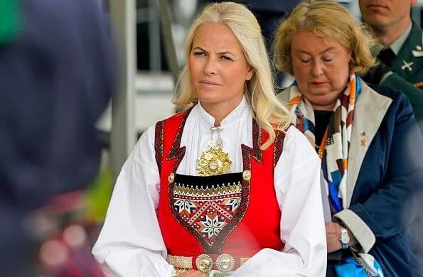 King Harald, Crown Prince Haakon. Queen Sonja and Crown Princess Mette-Marit is wearing traditional clothing