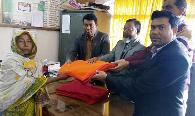 initiative of Rural Bank Tarash and Dahiya branch গ্রামীন ব্যাংক তাড়াশ ও ডাহিয়া শাখার উদ্যোগে কম্বল বিতরন