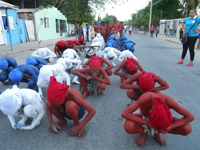 Comunidades sur  dan colorido al carnaval de Pedernales 