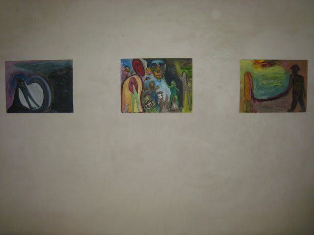 Fotografía que muestra las mismas obras de Emebezeta en la exposición de la Aldea del Portillo de Busto (julio-agosto 2010), antes de ser enmarcadas, como se aprecia en las otras fotos correspondientes a la siguiente exposición, en Miranda de Ebro (septiembre-octubre 2010).