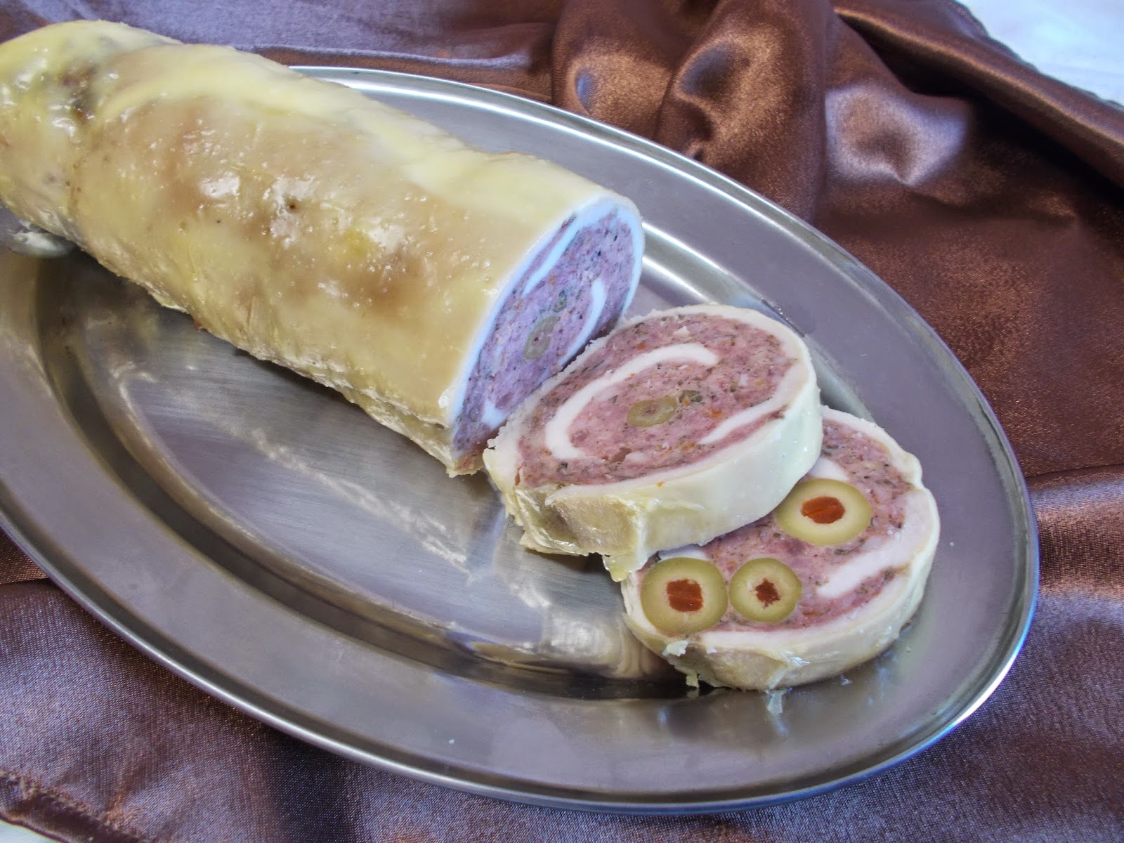 Rulada de pui cu carne tocata de porc si masline verzi