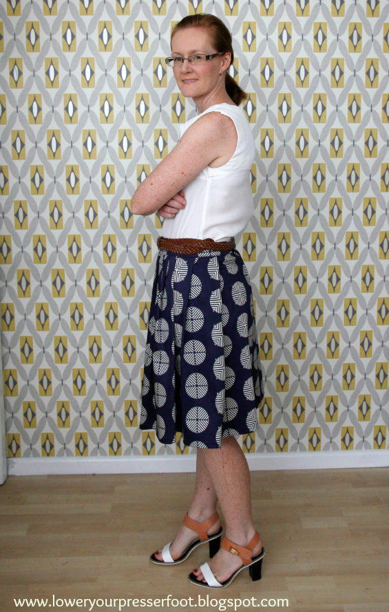 vintage Vogue 7508 pleated skirt in navy blue print www.loweryourpresserfoot.blogspot.com