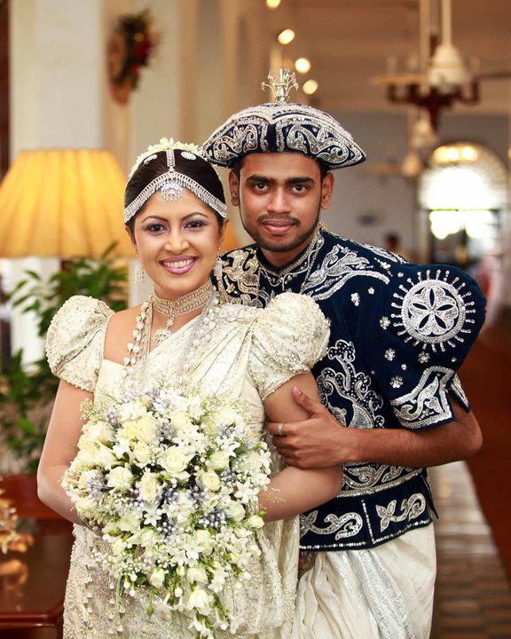 https://4.bp.blogspot.com/-hdOLFrblTkY/UPuueIJ0plI/AAAAAAAAAYk/NSTLUszV2rI/s1600/Sri+Lankan+Wedding+Photos+4.jpg